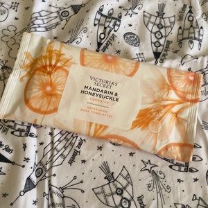 Victoria secret mandarin honeysuckle body towelettes out of store